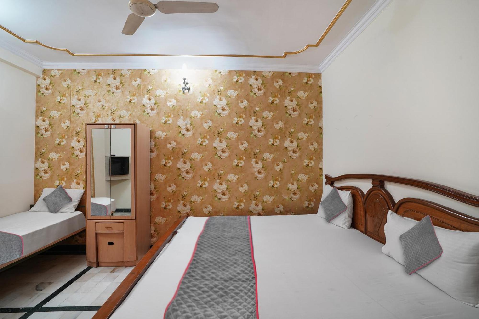 Collection O Vijay Niwas Hotel Kukas Exterior photo